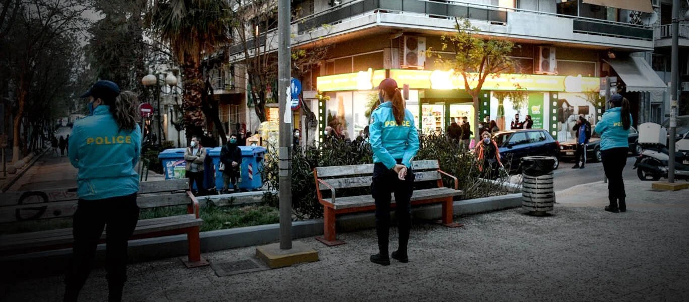Εμπαιγμός από την κυβέρνηση: Στέλνει τους αστυνομικούς να φυλάνε... τα παγκάκια - Σχέδιο για αποκλεισμό πλατειών